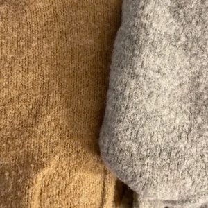 Stickad tröja - Stickad tröja från Zara storlek 152 men funkar som XS, säljer då jag inte gillar stickade tröjor, super bra skick, en kostar 165kr ( skriv för mer bilder och kan sänka priset 💗)