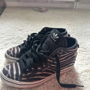 Höga adidas skor🤍 - Jätte snygga zebra sneakers ifrån adidas!! Storlek 37 men skulle säga att dom passar 36-38. Medföljer höga sulor se bild tre hur det ser ut me sulor!!🤍