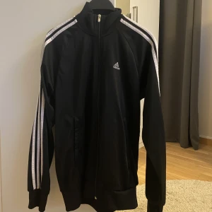 Adidas kofta - Svart adidas kofta utan luva