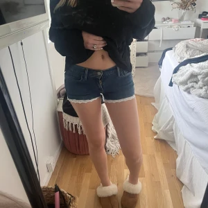 Lägmidjade levis shorts med spets - Säljer ett påse skit snygga omsydda Levis shorts!!!🙏😍 De är lågmidjade och spets kant💞💞har sytt om dem från jeans själv samt spets kanten💞💞💞