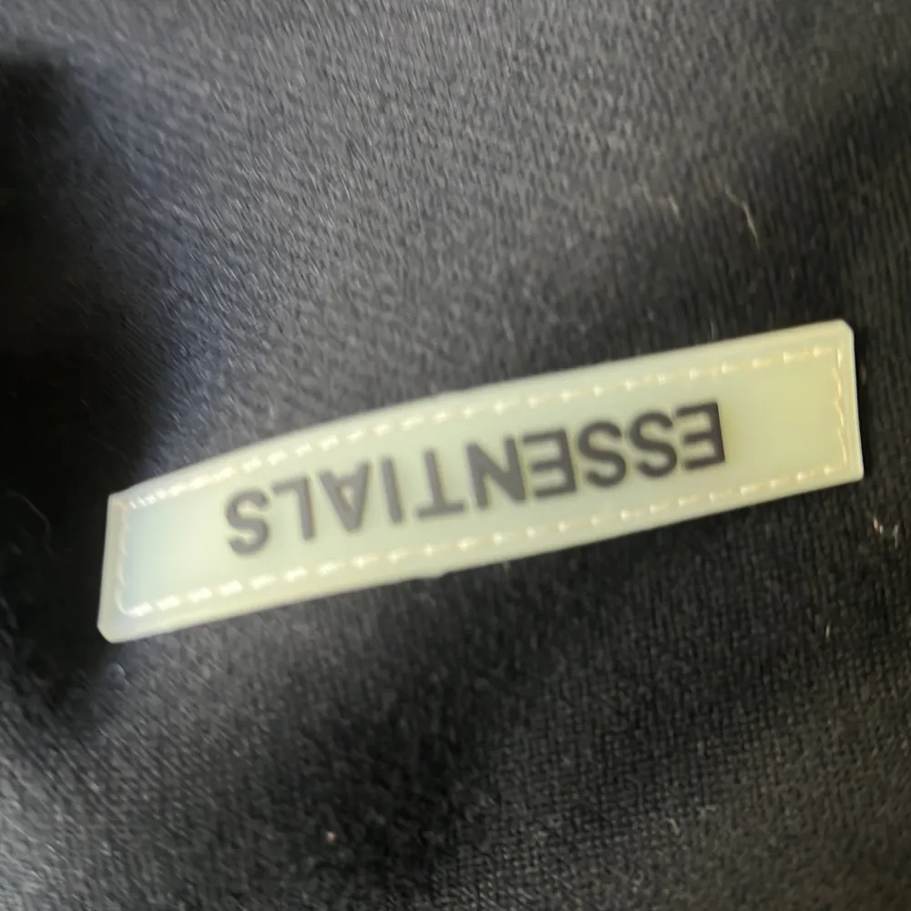 Svart essentials Fear of god hoodie. Storlek S passar M. Bra skick. Använd fåtal gånger. Plis går såklart att diskutera. Köpt på 🐼 iykyk. Hoodies.