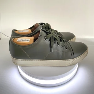 Lanvin Cap Toe Leather Sneaker Olive - Lanvin Cap Toe Sneakers i olivgrön färg. Mycket fint skick som syns på bilderna. Nypris över 5000kr. Box medkommer. Säljer billigt. Storlek 7=41/42. Enormt stilrena som passar till allt. Pris kan diskuteras. Hörs i DM!