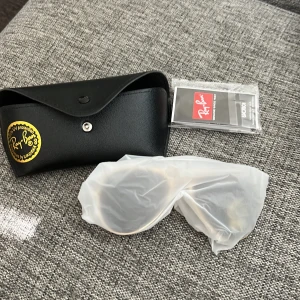 Rayban glasögon - Tjena! Säljer nu farsans rayban glasögon som är helt nya aldrig andvända då han beställde fel.  Nypris 1000-1500 Pris ej hugget i sten!
