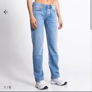 Blåa jeans - Jätte snygga jeans från Lager157 i storlek Xs, köpt för 400kr och säljer nu för 250kr. Raka i modellen (modellen heter Icon) och använd fåtal gånger. Bra skick! 