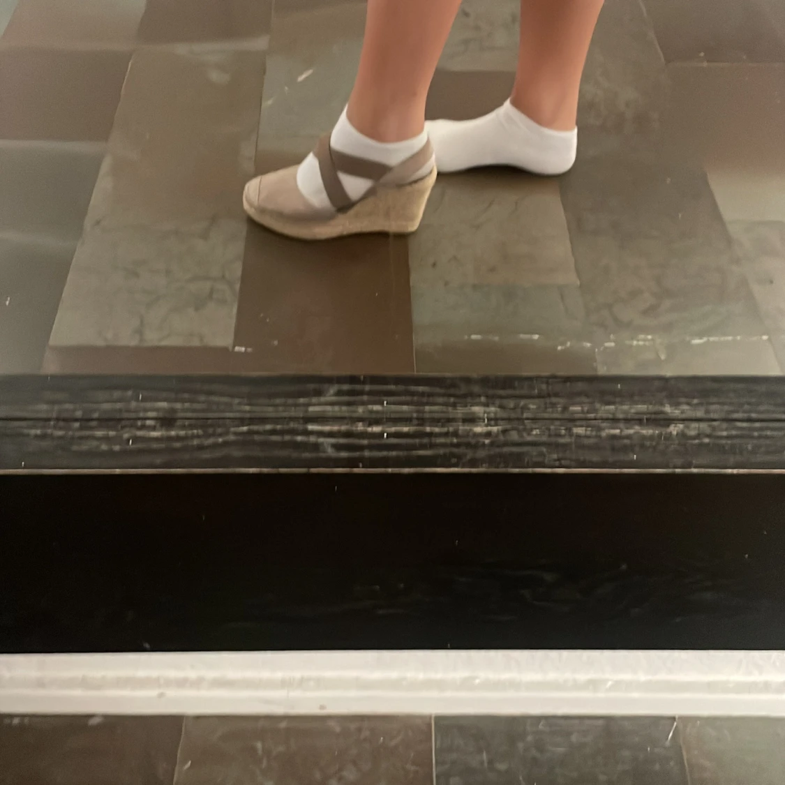 Beige kilklackssandaler i mocka - 91