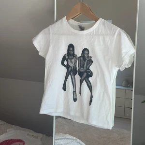 Tre jättesnygga t-shirts - Superbra skick använda en gång. Säljer pga att de är för små, från inprintwetrust. (Original pris 500 styck)
