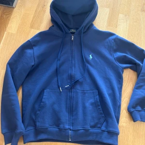 Ralph lauren zip hoodie  - Säljer min felfria Ralph lauren zip hoodie i storlek M. Köpt här på Plick så vet ej till 100% om äkthet då det inte finns kvitto, men har en likadan modell i svart som är köpt i butik som jag jämfört med som stämmer bra överens. MVH Emil 
