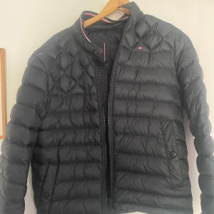 Tommy Hilfiger jacka  - Aldrig använd, väldigt snygg o passar perfekt för höst säsongen 