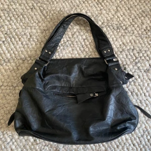 Svart handväska - Perfekt till skolan