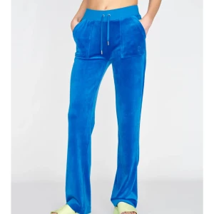 Blå juicy byxor - Ett par blå juicy byxor i strl s, dom är använda ganska få gånger, mysiga❤️kontakta vid frågor!!