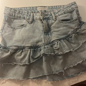 Jeans kjol - Super fin jeanskjol med typ volanger. Har använt selan men är k super bra skick. Köpte för 400kr men säljer för 200kr.