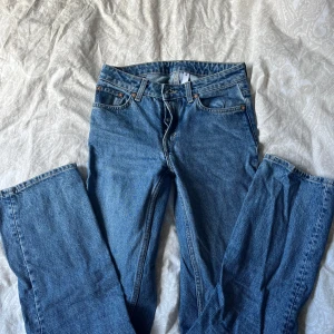 Jeans från Weekday - Superfina midwaist-jeans från weekday. Storlek, W25 L32.