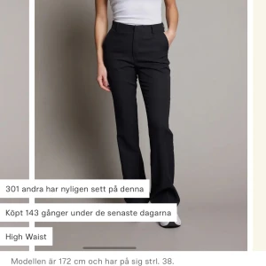 Kostymbyxor  - Svarta kostymbyxor från bikbok i bra skick  Insydda i midjan 