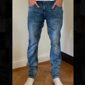 Jeans - Säljer dessa snygga blåa jeans ifrån Jack & Jones, i modellen slim glenn. Dom perfekta jeansen nu inför hösten, går att styla till det mesta, jag säljer jeansen för att dom blivit för små 