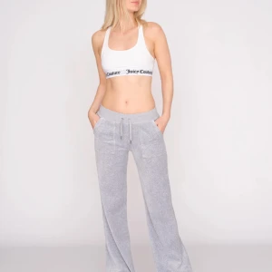 Gråa juicy byxor - Low waist juicy byxor, tyvärr för korta för mig. Lite fläkar på framsidan vid låret. 