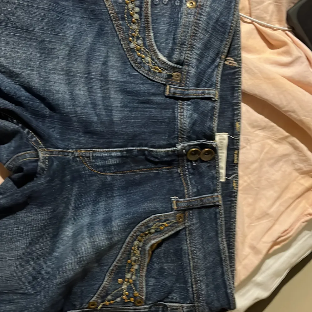 Otroligt fina lågmidjade straight/bootcut jeans med broderi! Så fina detaljer både bak o fram, passade inte mig så får sälja vidare! Tror tidigare ägaren sytt upp dem men det går bara att sprätta upp! Tryck gärna på köp nu🫶🏼❣️. Farkut & Housut.