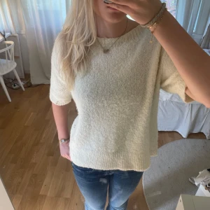 Stickad topp - Super fin stickad kortärmad tröja i cremevit/ jätte ljus gul, nästan vit❤️