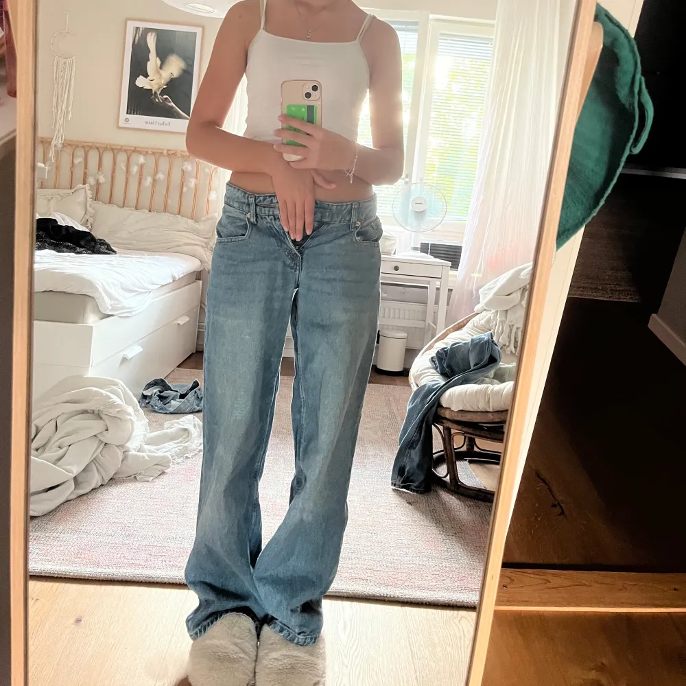 Baggy low waiste jeans från Motel köpta föra året men knappt använd, säljer för det är för små.. Jeans & Byxor.