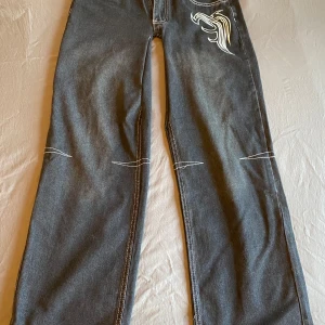 Low waist baggy jeans - Snygga jeans med fina detaljer, i nyskick. Säljes för de inte passade. Ska vara strl S men passar nog bättre för xs eller xxs Skriv vid frågor. 🌷