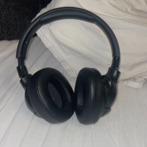 JBL hörlurar jbl tune 760nc  -  Funkar perfekt och batteriet håller extremt länge. Laddare ingår.  Hyfsat nya men aldrig använt typ.  