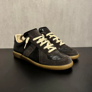 Maison margiela skor - Tja säljer dessa superfeta margiela skorna i storlek 42, nypris 7300kr mitt pris 2699, skick 7/10 ( 1 defekt bild 5) skriv vid frågor och funderingar, möts i Stockholm eller fraktar spårbart via postnord📦