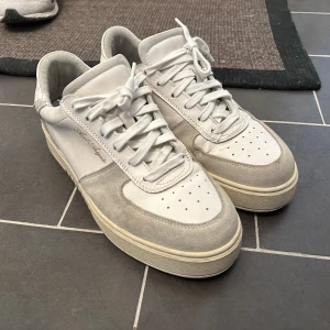 Axel arigato skor sneaker orbit vit  - Storlek 42  Finns dustbag  Finns hämta i Stockholm eller frakt 