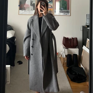 Ull Kappa - Super mysig värmande ull kappa från &other stories, in köpt för hösten men är använd lite lätt kanske 5 gånger så den verkligen i nyskick. Knytskärp men går även knäppa med knappar, den har två vanliga fickor samt en innerficka