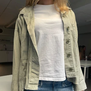 Assnygg grön jacka  - Säljer denna gröna zarajacka som inte kommer till användning, den är köpt för två år sen och säljs inte längre! Perfekt till hösten! Skriv vid frågor 💞💞