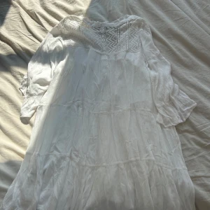 Klänning - Klänningen är från new yorkeroch är i storlek 44, är använd typ 1-2 gånger och är i bra skick 