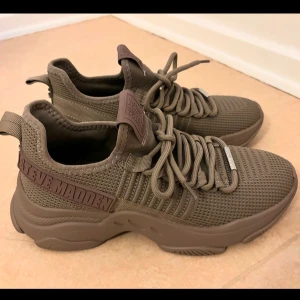 Skor - Nu säljer jag mina fina Steve maddens skor, som är helt oanvända. Älskar dom men det var fel storlek! Ord pris 1165kr Super sköna och trendiga skor som jag personligen älskar och har i fler färger. Skorna funkar för en storlek 38 (små i storleken)