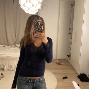 Intimissimi tröja med spets - En långärmad intimissimi tröja med spets i färgen Intense Blue, storlek S. Nypris 499kr men med tanke på att min tröja har ett fåtal hål i sig säljer jag för 200kr. Hålen är inte alls märkbara när man har på sig tröjan, vilket ni ser på bild 1. 💙😇