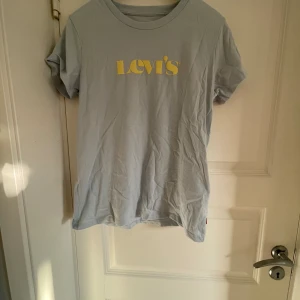 T-shirt, såå fin - Super fin t-shirt utan defekter🥰🥰 ej använd, hör gärna av dig innan köp!