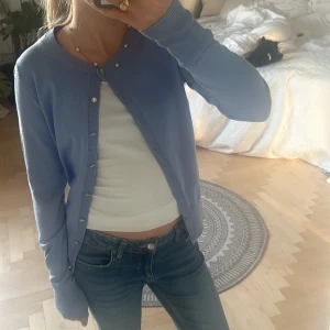 Holly&white kofta - Super snygg blå kofta från Holly&white (lindex) 🥰 Kan användas på flera olika sätt och passar till nästan allt! Använd 1 gång! Kostar vanligtvis runt 300/350. Perfekt nu inför hösten med en mysig kofta❤️ pris kan självklart  diskuteras 