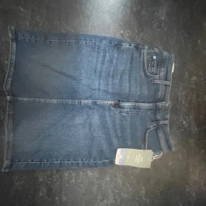 Jeans kjol från hm  - Säljer nu denna jätte fina jeans kjol från hm, helt oandvänd lappen sitter fof kvar. Skriv för fler frågor💓