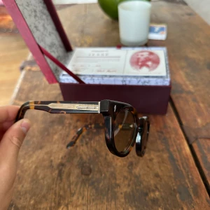 Jacques Marie Mage Jesse - Säljer ett par dam brillor från JMM, nypris 8900 Det är fd läsglasögon, hål borrade för näsvingar finns, det är väl använda. Färg på bågarna är LAVA 