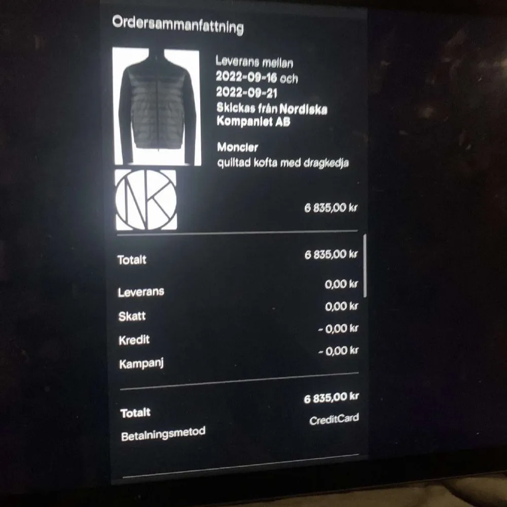 Riktigt snygg moncler cardigan i storlek L men passar M, skick 8/10. Nypris 6800, mitt pris 4300! Dock inte hugget i sten, hör av dig vid fler funderingar!. Jackor.