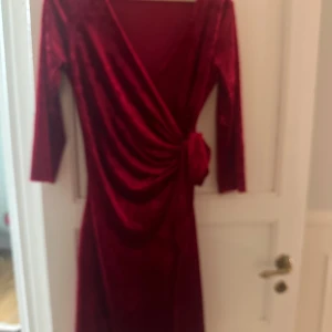 Röd Klänning i sammet, medium - Fin röd klänning i storlek T3 medium / large 