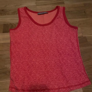 Rött linne - Rött linne med Blommönster, bra skick💕