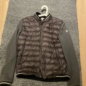 Moncler Cardigan XL, passar L - 9/10, väldigt gott skick, köpte för några månader sedan men inte använts så mycket. Priset är förhandlingsbart