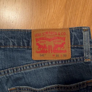 Levi’s 541 - Säljer mina stilrena levi’s jeans. Använda väldigt varsamt och i väldigt fint skick. Storlek W31 L32. 