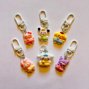 Nyckelringar - Sanrio nyckelringar som är handgjorda. Det är hela gruppen med badankor!! Swisha helst då jag har så många!! 1 figur för 20kr och alla 6 figurer för 150kr