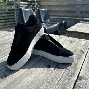 Axel Arigato skor  - Säljer Axel arigato skor,  Modell ”Clean 360 Laceless”  Använd ett fåtal gånger, dem är i bra skick utan skavanker.  Ny pris: 2500 kr  Storlek: 39 
