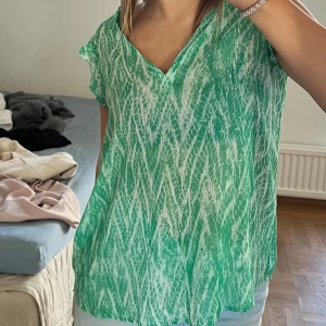 Grön topp - Jättefin grönglittrigt linne/topp perfekt till jeans eller kort kjol💓💞