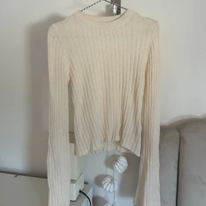 Ribb stickad tröja - Tröja från gina med söta ärmar. Använt 1 gång 