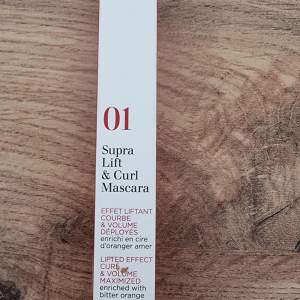 Säljer en Supra Lift & Curl Mascara från Clarins i färgen Intense Black. Denna mascara ger en lyftande effekt och maximerar volymen. Oanvänd.