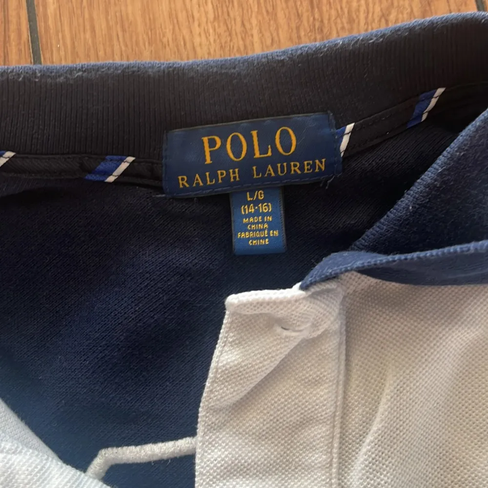 Säljer en Ralph Lauren piké T-Shirt köpt för 599kr mit pris: 199kr. T-shirts.