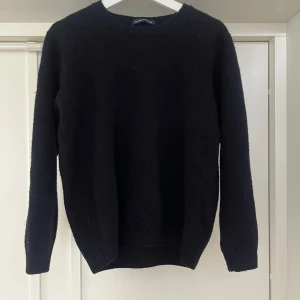 Brandy Melville sweatshirt - Tjocktröja från Brandy Melville, några trådar som försvunnit från ena ärmänden men det är inget man tänker på! 🤍