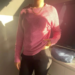 stickad tröja😍 - säljer denna fina rosa stickade tröjan från vero moda i storlek s. tröjan är i nyskick och har inga defekter. 😍😍