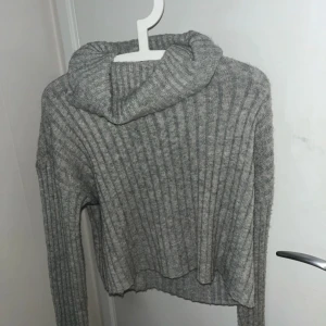 Grå höghals stickad tröja  - Använt ca 5 ggr