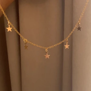 Halsband med stjärnor - Halsband med stjärnor i guldpläterad mässing! Ca 40cm